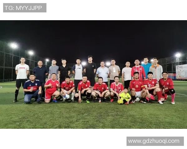 足球巨星携手粉丝同场竞技共享绿茵激情碰撞梦想舞台